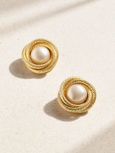 There's a timeless appeal to Chanel's vintage earrings. Sourced by Susan Caplan and dating back to 1998, this pair has luminous faux pearls nestled inside gold-plated rope posts. The clip fastenings allow them to be worn with or without piercings.  This Chanel item has been authenticated by Susan Caplan. Susan Caplan is not affiliated or endorsed by Chanel. Chanel Vintage Jewelry, Old Money Earrings, 1960s Earrings, Vintage Chanel Earrings, Vintage Pearl Earrings, 1950s Earrings, Vintage Statement Earrings, Timeless Earrings, Dior Earrings