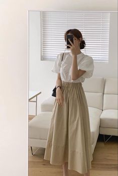 Dapatkan ide outfit yang sedang trend saat ini. Lihat bagaimana gaya trend dengan produk yang sedang diskon. Light Academia Outfit, Academia Outfits, Korean Girl Fashion, A Skirt, Modest Fashion Outfits