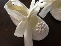 Baby ivory baptism shoes with pearls and rhinestones. White Baby Shoes, Cake Girl, Baptism Ideas, Lace Booties