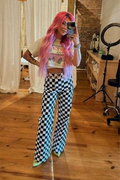 Checkered Overalls Outfit, Indie Spring Outfits, Colorful Grunge Outfits, Salon Fits, Checkerboard Pants, Checkered Outfit, Fun Fits, Eclectic Outfits, Midsize Outfits