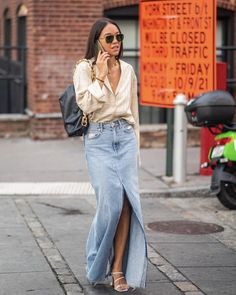 "Casual and Chic: Denim Skirt Looks You'll Love" Spring Dress Trends, Style Désinvolte Chic, New York Fashion Week Street Style, Maxi Outfits, Maxi Rok