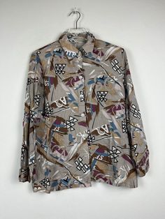 For sale is a vintage long sleeve crazy pattern shirt in beautiful design. The retro shirt is in great condition. This summer shirt is the perfect piece for a festival or a party. You can wear this colorful 90s casual shirt in an oversize look. This is a unique old school shirt. Here are the dimensions: Size: 42 Length: 65cm Broad: 51cm Estimated size: S Note: With Shoulder Pads - can easily be removed Please compare the measurements before purchasing - if there are any questions, please do not Oversized Long Sleeve Shirt With Abstract Print, Patterned Shirt With Graphic Print For Fall, Patterned Graphic Print Shirt For Fall, Oversized Graphic Print Patterned Shirt, Patterned Oversized Long Sleeve Shirt, Oversized Long Sleeve Patterned Shirt, Patterned Shirt With Vintage Print For Fall, Fall Button-up Shirt With Abstract Print, Retro Graphic Print Patterned Shirt