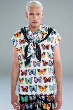 ¡CON INFINITA, SEMBRAMOS ÁRBOLES! Este estampado está inspirado en la más de tres mil especies de mariposas que tiene Colombia. Colombia es tierra de mariposas. Composición: Camisa Poliéster-Satín estampada. Todas nuestras telas son únicas y diseñadas por Infinita Estampa. Son diseños que tienen un proceso creativo trabajando con amor y originalidad que luego pasan a proceso de estampación textil. Nuestras telas y estampados solo son posibles de conseguir en este universo infinito. Cuidados espe White Silk Top With Graphic Print, White Digital Print Top For Summer, White Butterfly-shaped Top For Summer, Multicolor Butterfly Print Tops For Summer, Multicolor Butterfly Print Top For Summer, Silk Summer Tops With Graphic Print, Silk Graphic Print Top For Summer, Silk Top With Graphic Print For Summer, Textiles