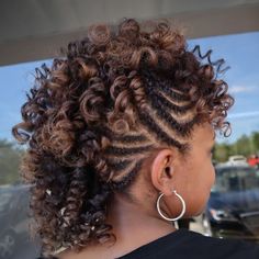 Side Flat Twist Hairstyles, Braid Mohawk For Black Women, Crochet Mohawk Hairstyle, Mohawk Curly Hair, Braided Mohawk For Black Women, Mohawk Braids, Natural Hair Mohawk, Mohawk Updo