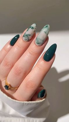 Aesthetic Nails Marble, Marble White Nail Designs, Marble Style Nails, Emerald Green Nails Aesthetic, Trendy Nails Marble, Acrylic Nails Ideas Emerald Green, Nail Art Designs Emerald Green, White And Green Nails Ideas, Nail Ideas Green And White