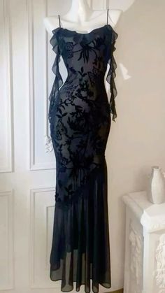 Dark Feminine Aesthetic Dresses, Black Romantic Dress, Jewel Tone Formal Dress, Dresses Broad Shoulders, Black Gothic Prom Dress, Rich Goth Aesthetic, Classy Alternative Outfits, Vampy Dress