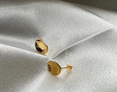 Embrace minimalism with a twist with our Modern Abstract Gold Stud Earrings. These earrings feature a smooth, organic shape that exudes a contemporary vibe, perfect for those who love statement jewelry with a subtle flair. Made from high-quality gold-toned material, these studs are not only stylish but also comfortable for daily wear. Features: Design: Unique, abstract form for a modern look Size: Compact and ideal for both casual and formal settings Style: Versatile and minimalist, suits a wide Minimalist Polished Earrings As Gift, Minimalist Earrings With Polished Finish As Gift, Minimalist Polished Earrings For Gifts, Simple Packaging, Earring Gift, Minimalist Chic, Earrings Geometric, Tiny Earrings, Gold Stud Earrings