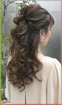 Discover the perfect wedding hairstyles for long hair half up, where elegance meets simplicity. From bride waterfall braids to loose waves, find your bridal style. Explore easy yet glamorous options like half-down curls for a formal ball, or opt for a casual, trendy look with semi-formal twists and waves. These bridal updos, ideal for brides and maids of honor, add a touch of glam to your special day. Whether you prefer a simple wedding vibe or a Half Up Half Down Front View, Sanggul Modern, Simple Prom Hair, Long Hair Wedding Styles, Wedding Hair Makeup, Fancy Hairstyles, Half Up Hair, Wedding Hairstyles For Long Hair, Hair Wedding