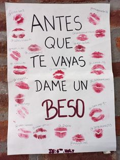 a sign posted on the side of a brick wall that says, antes que te vaas dame un beso