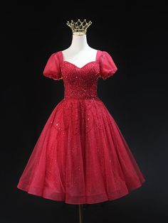 Honor the tradition of elegance with this beautiful red homecoming dress, perfect for making a grand entrance. The sweetheart neckline is framed by short, puffed sleeves that add a touch of romantic charm. The bodice is richly embellished with sequins and beadwork, ensuring you shimmer and shine throughout the evening. The fitted waist flows into a full tulle skirt that is adorned with delicate sparkles, creating a mesmerizing effect. The vibrant red color is both timeless and striking, making it an ideal choice for any formal event. This dress combines style and comfort, allowing you to move gracefully and dance with ease. Perfect for those who appreciate a blend of classic beauty and contemporary design, this homecoming dress will make you feel like royalty. Embrace the elegance and char Red Quinceanera Damas, Grey Prom Dress Long, Brown Prom Dresses, Champagne Homecoming Dresses, Yellow Homecoming Dresses, Orange Prom Dresses, Purple Homecoming Dress, Burgundy Homecoming Dresses, Champagne Prom Dress