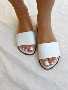 A Handmade pair of Wedding Slide Sandals for Women that is made from full grain leather in white color in a really comfortable design with a soft pillow sole. You can choose between nine available sizes. Find them only at Christina Christi Store. 👉 My Wedding Sandals Collection: https://etsy.me/3i99dbr 👉 Express Shipping: https://etsy.me/3Zjejmn MATERIALS - 100% Greek Leather in White color - 100% Handmade Sandals - The sole is lightweight and handmade with of high-durability rubber. You can enjoy miles of safety walk and sandal's soles will be always on shape. - Each pair of this leather sandals is unique. Sometimes has some small natural marks or light color irregularities. These are absolutely physical, as no chemicals are used. SIZE PROPOSAL - Choose the size you are used to wear. If Snake Wedding, Fat Calves, White Slide Sandals, White Sliders, White Slides Sandals, White Leather Sandals, Handmade Sandals, Bridal Sandals, Beautiful Belts