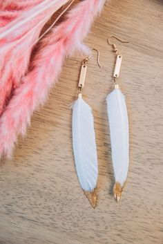 White and Gold Feather earrings Each feather is carefully selected and paired together to make these delicately beautiful earrings. All earwires are Nickle-free. These flirty earrings are the perfect accessory for your next girl's night outfit!  They are a must have addition to your accessory collection! These are in stock and ready to ship.  These earrings are approximately 5" in length Each earring set is handmade and unique- no two are the same! White Feather Dangle Earrings, Adjustable White Feather Jewelry, Adjustable Gold Feather Earrings, Gold Feather Earrings, Girls Night Outfit, Earrings Feather, Mode Hippie, Gold Feathers, Feather Jewelry