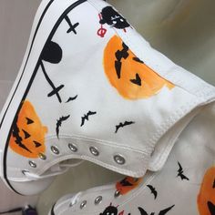 Canvas Shoes Diy, Diy Converse, Cool Converse, Painted Shoes Diy, Custom Sneakers Diy, Painted Nikes, Painted Canvas Shoes, Custom Painted Shoes, Halloween Shoes