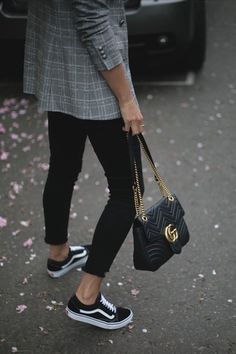 Looks Cinema, Old Skool Outfit, Vans Old Skool Outfit, Estilo Vans, Fall Outfits 2017, Minimalist Moda, Vans Old School, Minimalist Street Style, Sneaker Outfits