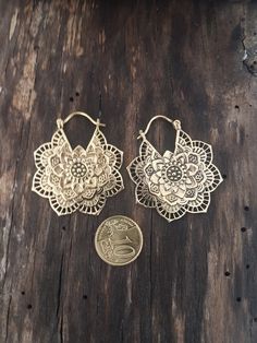 Tribal geometric mandala gold earrings dainty made of brass. SIZE: 45 mm x 40 mm. YOU CAN FIND SOME SIMILAR MODELS IN: https://www.etsy.com/es/listing/483419991/pendientes-tribal-espiral-brass-earrings?ref=shop_home_active_1&frs=1 https://www.etsy.com/es/listing/702446473/pendientes-bohemios-ethnic-earrings-gold?ref=shop_home_active_6&frs=1 https://www.etsy.com/es/listing/701692855/pendientes-tribales-gold-earrings-ethnic?ref=shop_home_active_7&frs=1 SHIPPING: I use certified mail fo Bohemian Bronze Earrings With Intricate Design, Bohemian Bronze Earrings As Gift, Bohemian Bronze Earrings For Gift, Bohemian Gold Pierced Flower Earrings, Bohemian Flower Earrings For Festivals, Bohemian Metal Flower Earrings For Gift, Bohemian Metal Flower Earrings As Gift, Bohemian Handmade Gold Flower Earrings, Handmade Bohemian Gold Flower Earrings