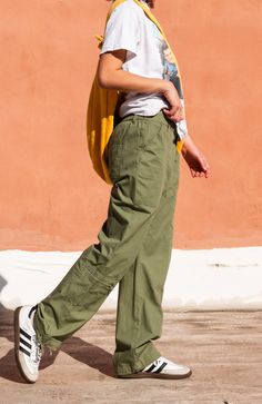 100% COTTON Martini Olive, Martini Olives, Cargo Pant, Summer Looks, Martini, Cargo Pants, Effortless Style, Elastic Waist, Straight Leg