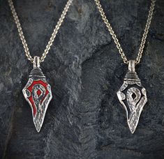 ** Horde pendant handmade in sterling silver, inspired by the pendant of Varok Colmillosauro, character of the spectacular World of Warcraft game of which we are fans and players. represents the symbol of the Horde. After many years playing, we have finally decided to make a collection of pieces of Wow jewelry. This is the first ... but not the last. Many more will come! ** That's why we believe it can be a gift of great value for people who love World of Warcraft or anything that has to do with Silver Pendant Jewelry For Fantasy Events, Handmade Silver Jewelry For Cosplay, Handmade Pendant Jewelry For Cosplay, Silver Fantasy Necklace With Hand Cast, Silver Pendant Jewelry For Cosplay, World Of Warcraft Game, Warcraft Game, Cosplay Jewelry, Claw Ring