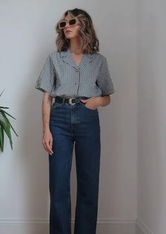 Work Outfit Business, Size 42 Outfits, Trouser Spring Outfit, Styling Patterned Button Up, Minimalist Boho Outfits Women, 70s Influenced Fashion, Uniqlo Button Down Shirt Outfit, Minimal Fashion Aesthetic, Cool Business Casual Outfits Summer