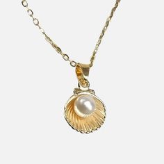 Caractéristiques Collier en coquillage par Mer Aux Trésors Collier doré ou argenté en forme de coquillage qui renferme une perle marine Bijou coquillage pour femme De couleur argentée ou dorée Bijou en acier inoxydable LIVRAISON OFFERTE ⛵