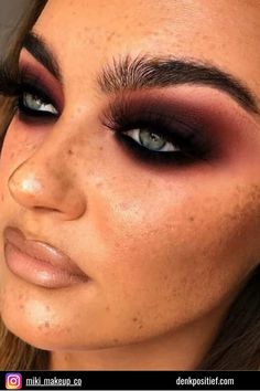 Maak een dramatisch statement met deze diepe pruimkleurige smokey eye. De rijke, fluweelachtige pruimtinten voegen diepte en intensiteit toe, waardoor je ogen het middelpunt van je look worden. Deze gedurfde make-up is perfect voor avondevenementen en geeft je een mysterieuze en verleidelijke uitstraling. Breng het in evenwicht met een subtiele lipkleur en een zachte, stralende teint. Je straalt de hele avond zelfvertrouwen en elegantie uit. Eye Makeup Looks, Make Up Looks, Smokey Eyes, Smokey Eye Makeup, Makeup Trends, Smokey Eye, Makeup Inspo, Diva