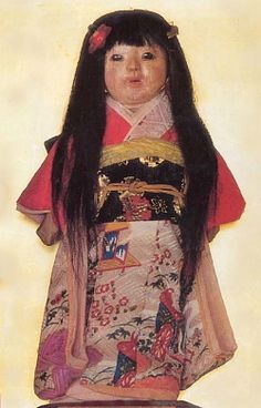 The haunted japanese doll Okiku. The Okiku doll has resided at the Mannenji temple in the town of Iwamizawa (Hokkaido prefecture) since 1938. According to the temple, the traditional doll initially had short cropped hair, but over time it has grown to about 25 centimeters (10 in) long, down to the doll's knees. Although the hair is periodically trimmed, it reportedly keeps growing back. Japanese Urban Legends, Haunted Objects, Cropped Hair, Short Cropped Hair, Unexplained Mysteries, Haunted Dolls, Japanese Doll, Urban Legends, Japanese Dolls