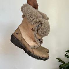 Vintage leather upper suede chunky sole platform winter boots with chunky faux fur.  Size: 9.5/41 -Pull-up -front ajustable buckle(Can't adjust) -faux fur  -Shaft height 10" -Calf circumference 16" -Sole 2" Brand: Born  Material: leather  📌Please read shop policy📌  💕Please check all pictures for signs of wear, adjustable elastics are completely loose💕 💕Ask me any questions💕 Winter High-top Moto Boots With Chunky Platform, Beige Boots With Faux Fur Trim And Round Toe, Platform Winter Boots, Sheepskin Boots With Faux Fur Trim And Round Toe, Beige Faux Fur Trim Boots With Round Toe, Casual Lace-up Boots With Faux Fur Trim, Womens Booties, Booties Ankle Boots, Pull Up