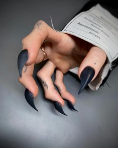 Raptor Claw Nails, Cat Claw Acrylic Nails, Targaryen Nails, Non Binary Nails, Werewolf Nails, Claw Nails Designs, Cat Claw Nails, Punk Makeup, Sharp Nails