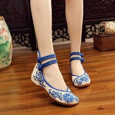 Gaun Abad Pertengahan, Chinese Shoes, Mode Shoes, Chinese Embroidery, Embroidered Shoes, Blue Flats, Ballerina Shoes, Ankle Straps, Red Shoes