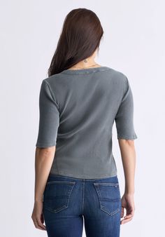 The women’s Tabbey top will quickly become a wardrobe staple. With its slim fit, elbow-length sleeves, round neckline, decorative stitching and side slits, this model will remain timeless.