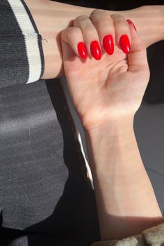 Trendy summer nails | Classy nails | Oval nails ideas | Red nails | Summer nails 2024 | short oval nails | Beach nails | red summer nails Classy Nails Oval, Oval Nails Ideas, Nails Red Summer, Nails Ideas Red, Red Nails Summer, Red Summer Nails, Short Oval Nails