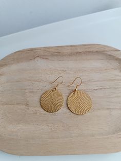 golden earrings Stainless steel clip Nickel-free Yellow Gold Round Disc Earrings, Golden Earrings, Favorite Jewelry, Jewelry Earrings Dangle, Etsy Earrings, Dangle Drop Earrings, Dangle Earrings, Handmade Items, Jewelry Earrings