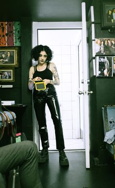 Heather Baron Gracie, Chicas Punk Rock, Queer Femme, Pale Waves, Alt Girls, Estilo Punk, Punk Goth, Grunge Hair, Goth Outfits