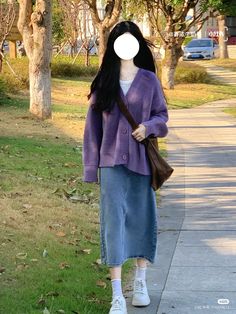 Korean Long Denim Skirt Outfit Ideas, Korean Skirts Outfit, Blue And Purple Outfit Aesthetic, Midi Jean Skirt Outfits Winter, Long Denim Skirt Outfit Korean, Purple Fits Aesthetic, Outfit With Denim Skirt, Long Denim Skirt Outfit Ideas, Japan Spring Fashion