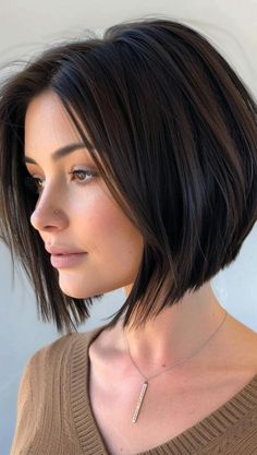 Step into the spotlight with 24 asymmetrical bob haircuts that are guaranteed to turn heads. Whether you prefer a sleek, sophisticated look or a bold, avant-garde style, these cuts are sure to make a statement. Asymetrical Bobs Medium, Short Sleek Bob, Bob Asymmetrical, Bob Haircut Black Hair, Graduated Layers, Anna Hair, Beachy Waves Hair, Asymmetrical Bob Haircuts