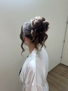 High bun messy updo wedding Up Do Hairstyles Bridesmaid, Bridal Hair Messy Bun With Veil, Low Messy Bun Wedding Hair Medium Length, Updo High Bun Hairstyles, Messy Bun Homecoming Hairstyles, Bridal Hair Updo Fine Hair, High Wedding Hairstyles, Hair Up Bun Styles