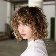 Medium Haircuts For Wavy Hair, Golden Blonde Hair Color, Brunette Hair Cuts, Medium Haircuts, Brown Ombre Hair, Brown Hair Inspo, Golden Blonde Hair, Hair Color Caramel, Short Brown Hair