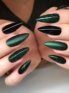 30 Hottest Black And Green Nails Green Acrylic Nails, St Patricks Day Nails, Witchy Nails, Dark Green Nails, Green Nail Designs, Goth Nails, Black Nail Designs, Black Nail