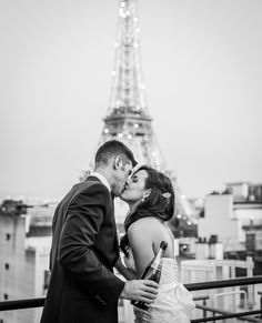 Wedding kiss Shangrila Eiffel Tower view terrace Shangrila Paris, Balcony In Paris, Paris Balcony, Paris Photoshoot, Photos Poses