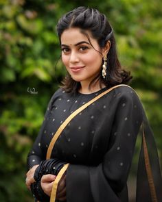 Short Ethnic Hairstyles, Simple Hairstyle For Saree, Indian Hairstyles For Saree, Shamna Kasim, Hair Style On Saree, Hairdo Wedding