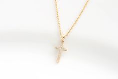 Collier Diamond CZ Gold Cross. Collier de croix rempli d'or Dainty Tiny Layering Collier Baptême cadeau de Noël cadeau pour elle Vous cherchez un cadeau magnifique pour Familly, un ami ou vous-même? Ce collier Diamond CZ Gold Cross est le cadeau parfait. Idéal pour superposer avec d'autres colliers. Détails: - Chaîne remplie d'or - 18K 3 microns (placage de Français haute qualité) pendentif en croix plaqué or avec CZ - Taille: De 11 à 20 pouces (s'il vous plaît choisir votre taille dans le menu Golden Cross Necklace, Cross Necklace Gold, Tiny Cross Necklace, Golden Cross, Engraved Flower, Constellation Necklace, Gold Cross Necklace, Initial Necklace Gold, Christmas Gift For Her