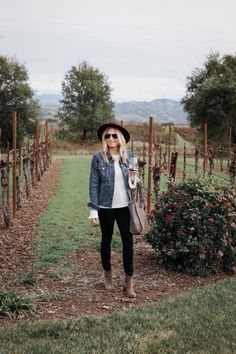 WINE COUNTRY TRAVEL GUIDE Spring Country Outfits, Vineyard Photoshoot, Cali Outfits, Trail Outfits