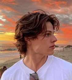 Middle Part Hairstyles Men, Middle Part Haircut, Surfer Hairstyles, Surfer Hair, Mens Haircuts Short Hair, Middle Part Hairstyles, Mens Hairstyles Medium, Mens Hairstyles Thick Hair