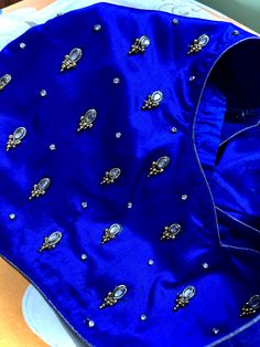 Aari Puttas, Plain Blouse Designs, Blue Blouse Designs, Aari Blouse, Kids Blouse Designs, Saree Blouse Neck Designs, Blouse Embroidery