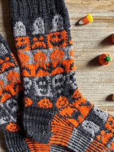 Start knitting up some frighteningly fun socks for Halloween with this spook-tacular pattern by Louise Robert! Enjoy the eerie challenge of knitting something truly unique and full of character! Booyah! 👻 You have the option to purchase the pattern only or the knitting kit, which contains both the yarn and the pattern needed to knit this project! INCLUDED IN THIS KNITTING KIT The Haunted Heels Socks pattern (sent as a PDF numeric file) - The pattern is included when you purchase a kit. BISCOTTE Crow Knitting Pattern, Halloween Knitting Patterns, Halloween Knitting, Socks Knitting Pattern, Heels And Socks, Socks Knitting, Heels Patterns, Halloween Socks, Cat Motif