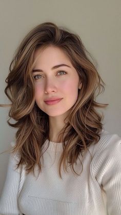 Sharp Features Women, Newyork Streetstyle, Jayne Matthews, Oval Face Hairstyles, Haircuts For Wavy Hair, Hippie Vibes, Retro Styles, Hair Women, Dwayne Johnson