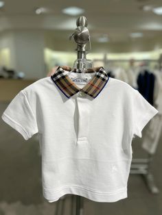 Burberry "Johane" polo shirt features a check collar and embroidered Equestrian Knight Design
Spread collar; button closure
Short sleeves
Straight hem
Pullover style
Cotton/elastane
Imported Polo Bear Ralph Lauren Logo Striped, Luxury Polo Collar Top With Logo Patch, Luxury Cotton T-shirt With Logo Patch, Luxury Short Sleeve Polo Shirt With Logo Patch, Embroidered Polo Shirts, Kid's Fashion, Toddler Boy Fashion, Versace Outfit, Daytime Dresses