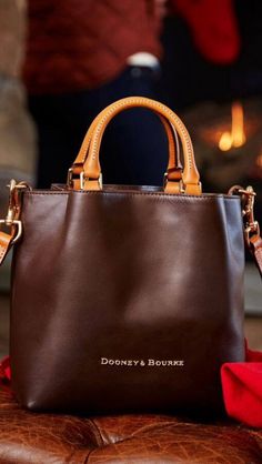 City Small Barlow Τσάντες Louis Vuitton, Handbag Styles, Modern Handbag, Beautiful Handbags, Backpack Bag, Dooney Bourke Handbags, Purses Designer