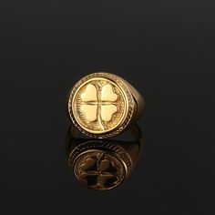 18K Gold Four Leaf Clover Signet Ring - Available in Silver. Simple engraved 4 Leaf Clover with greek key inspired pattern around the edge. A ring to bring you luck everywhere you go. DETAILS  Materials: Stainless Steel (Base). 18K Gold PVD plating. Available in all sizes, Mens & Womens. Please check ring size chart in the photos for more information Heavy weighted Completely Solid Ring. OUR GUARANTEE/ PROMISE We 100% guarantee your ring will never fade, lose colour or tarnish. Wear in the showe Mens Ring Gold, Gold Ring Men, Mens Gold Signet Rings, Mens Silver Ring, Lucky Ring, Etsy Jewellery, Clover Ring, 4 Leaf Clover, Mens Gold Rings