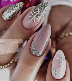 Simple Christmas Nails Winter Almond, Christmas Nails Simple Classy Almond, Almond Shaped Christmas Nail Designs, Christmas Nails 2023 Almond, Christmas Nails Oval Shape, Nails December 2022, Noel Nail Art, Nails Christmas 2022, Christmas Nails Design Elegant