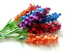 there are many different types of flowers made out of plastic beads and paper straws